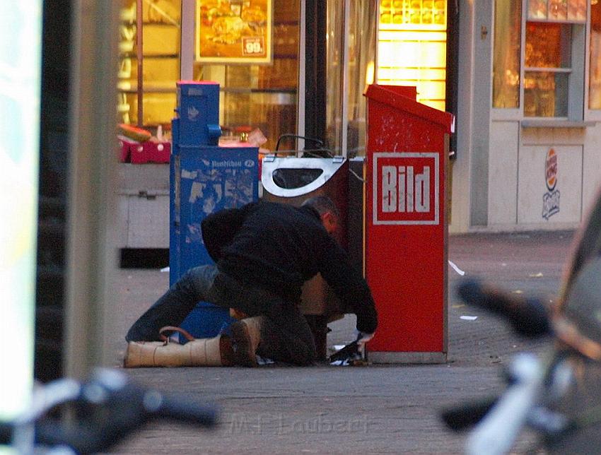 Herrenlose Einkaufstuete gesprengt Koeln Schildergasse P346.JPG